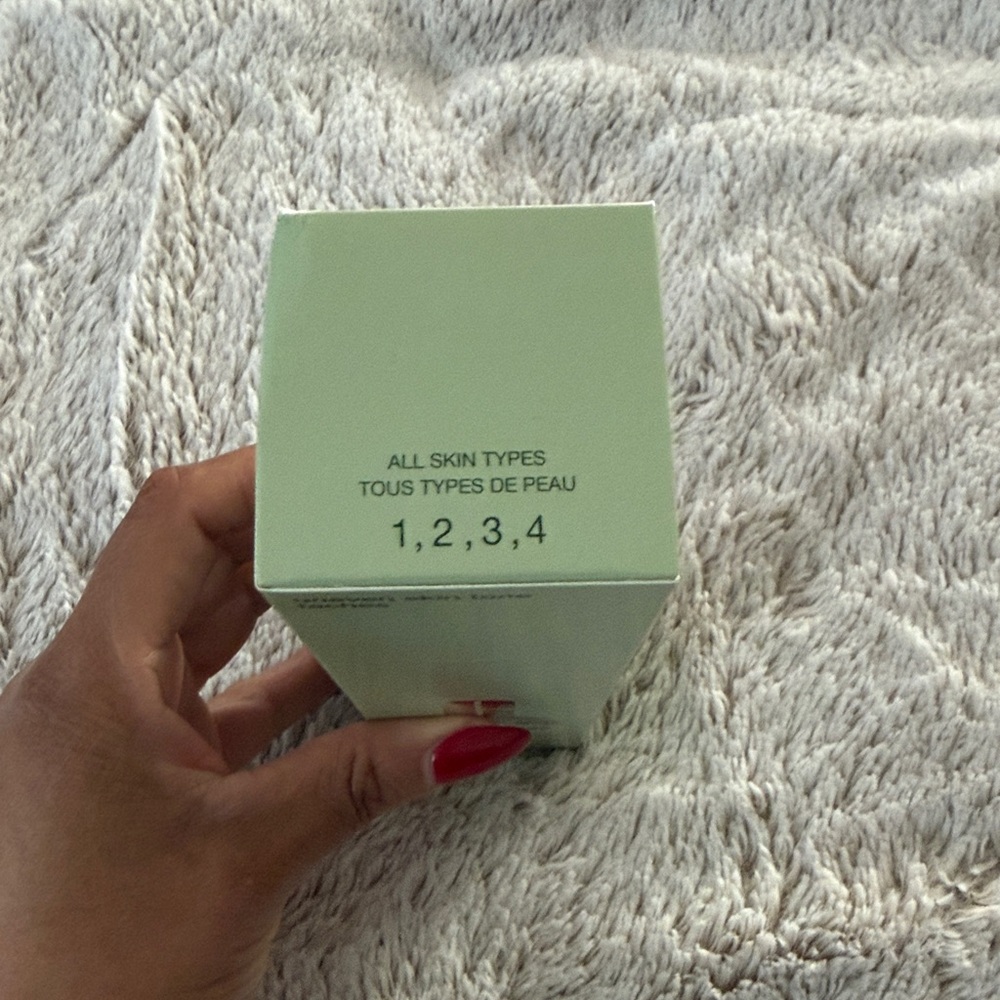 Clinique: Even Better Clinical Radical Dark Spot Corrector - Picture 3 of 5